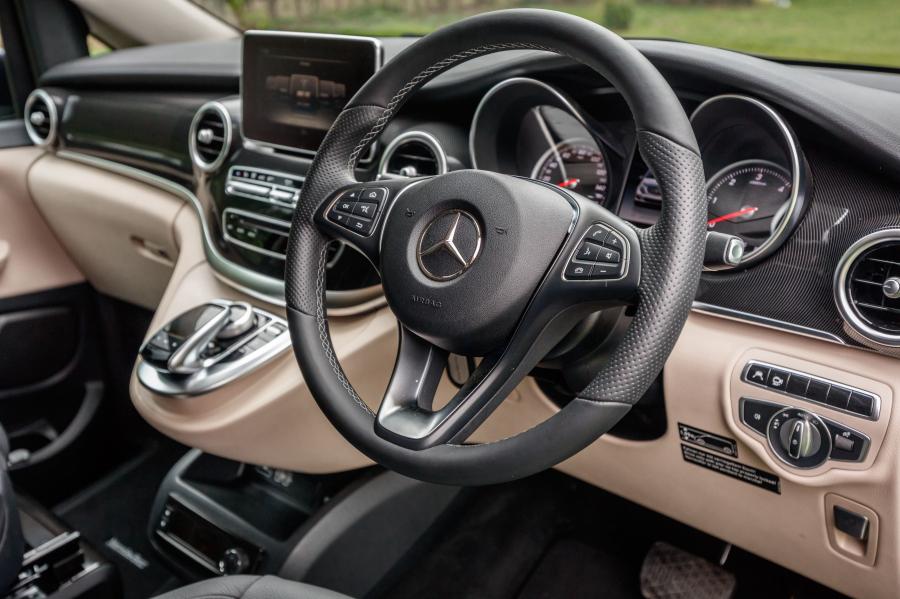 Панель приборов Mercedes-Benz Marco Polo (W447) 2017 года  (UK) (фото 39 из 40)